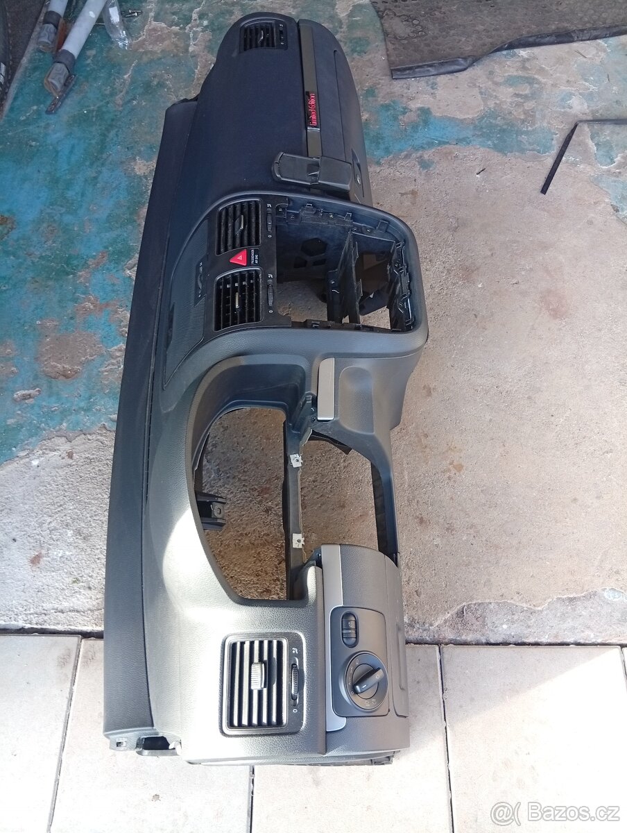 Prodám přístrojovou desku ,palubovou desku na VW golf 5 ,200 - 4