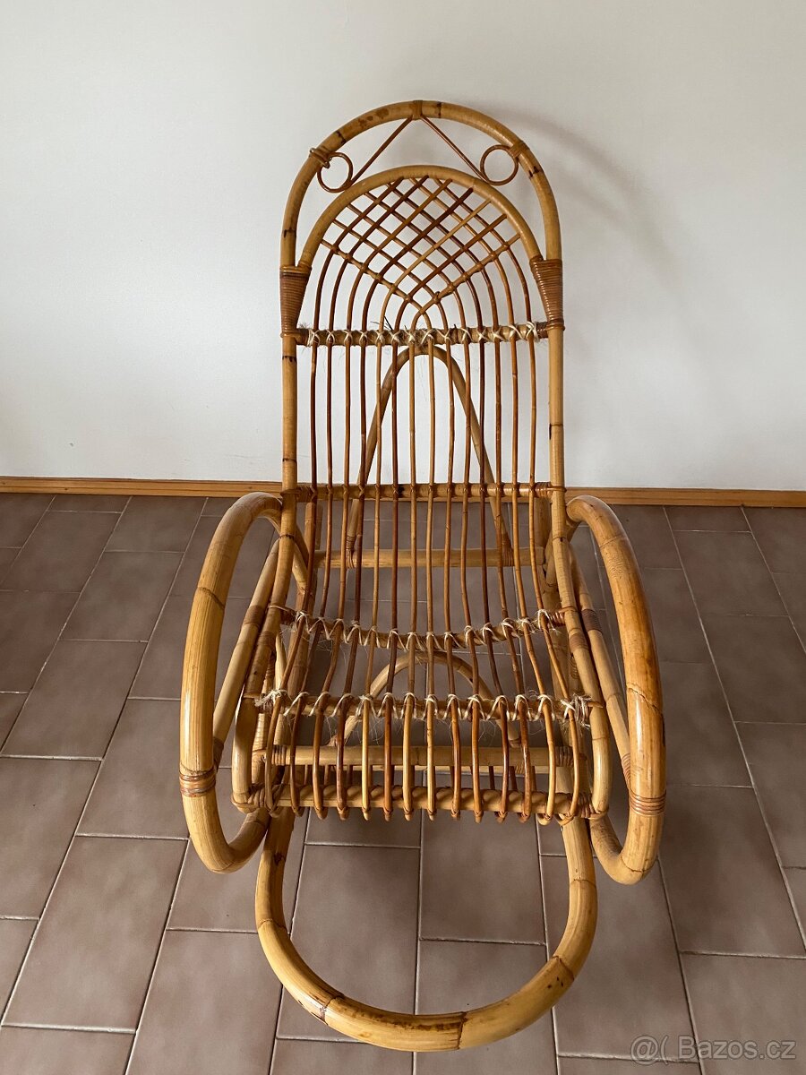 Houpací ratanové křeslo a stůl - 4