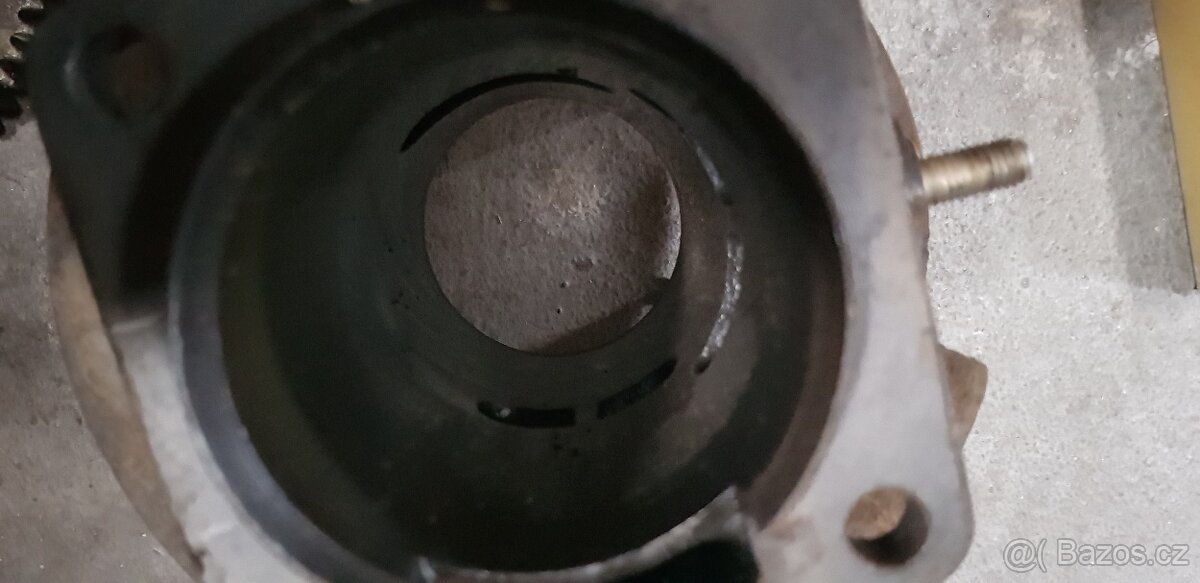 Válec+ píst PF62 - 4