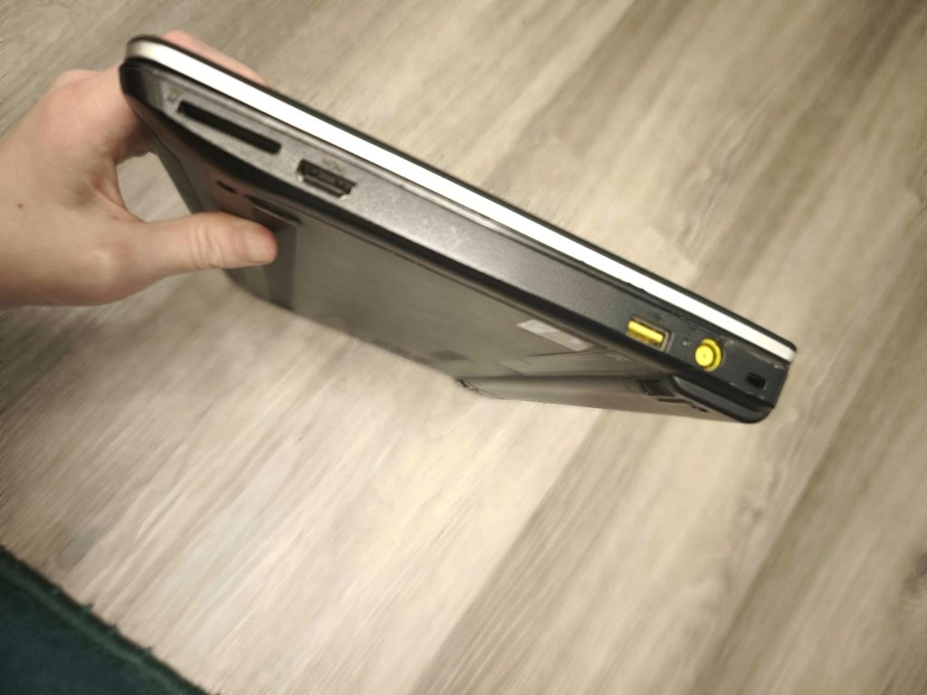 Lenovo ThinkPad (notebook) + pouzdro Dicota - 4