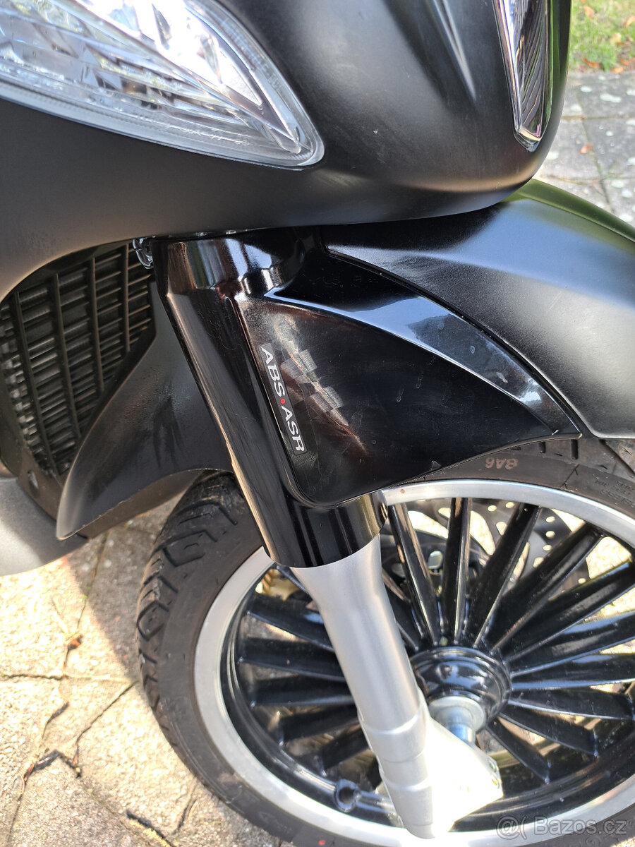 Piaggo Beverly 300 Police - 4