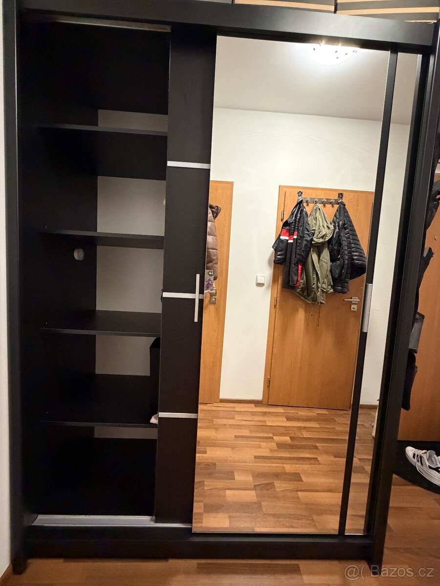 Šatní skříň se zrcadlem - 4