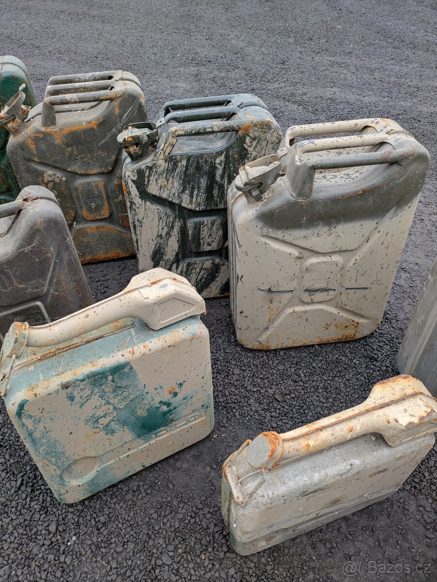 Soubor 11 kusů kanystrů - 4