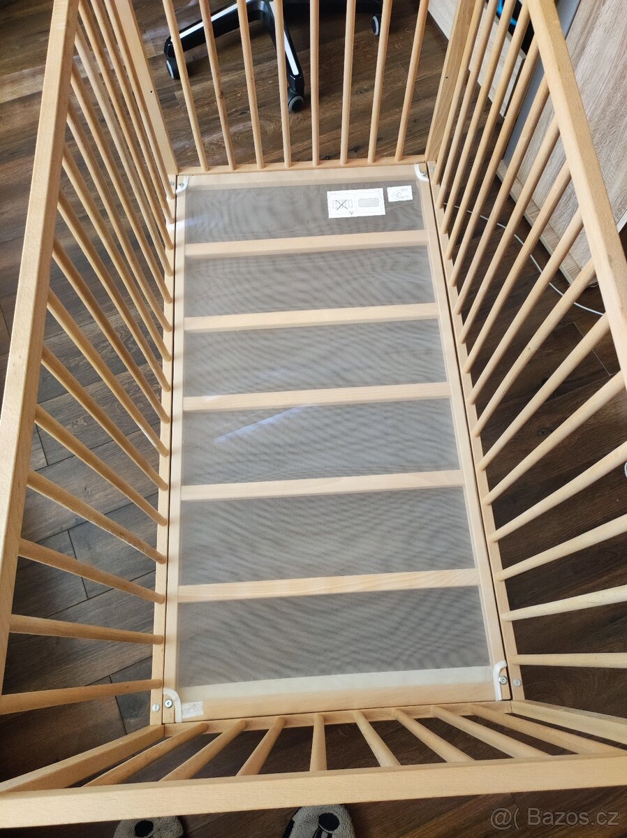 Dřevěná postýlka IKEA SNIGLAR + matrace + prostěradlo - 4