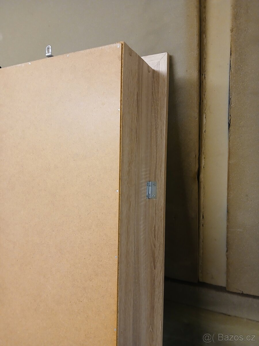 Vitrína závěsná 169x42x18cm - 4