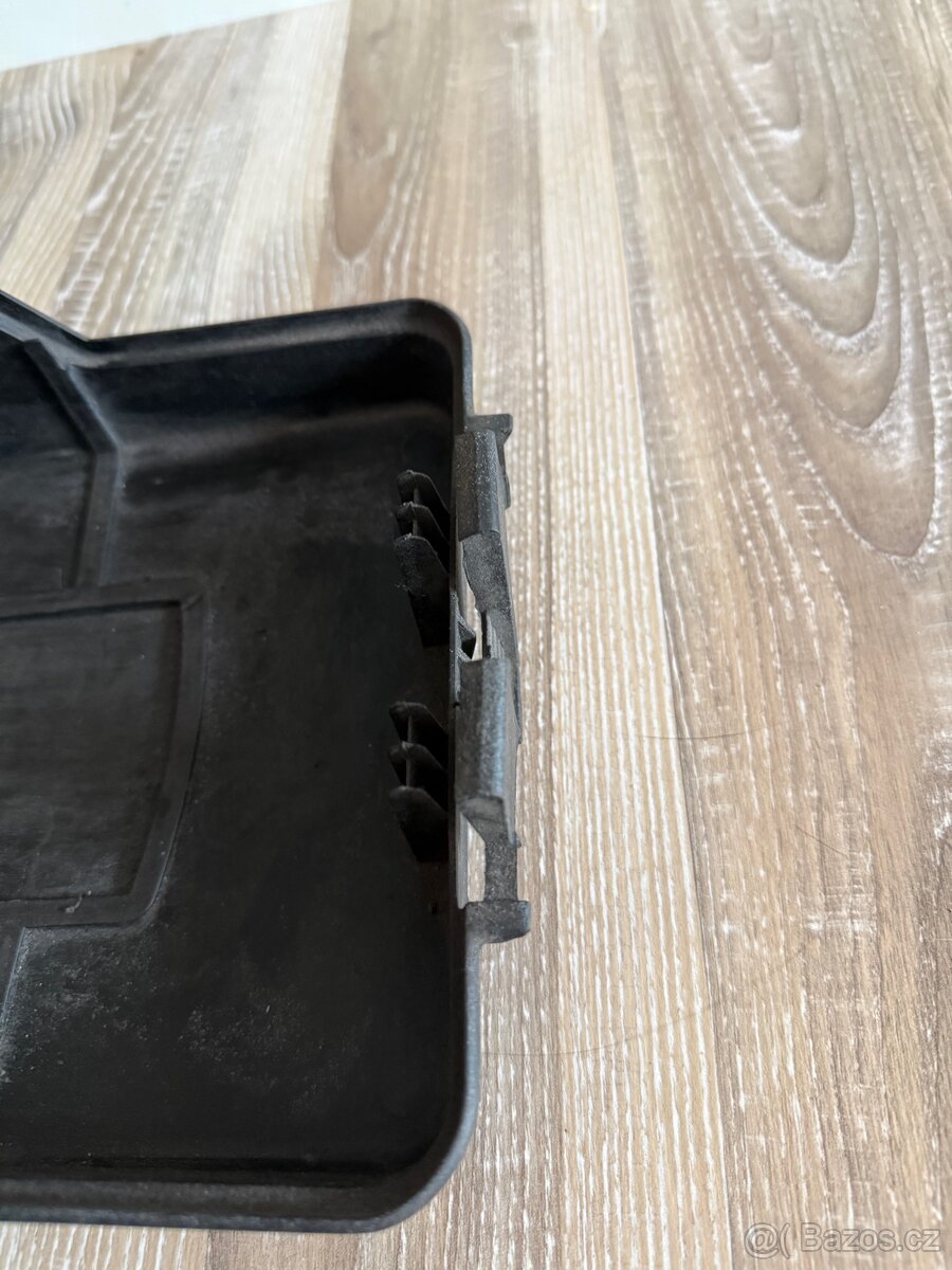 Víko baterie 3C0 915 443 A - 4