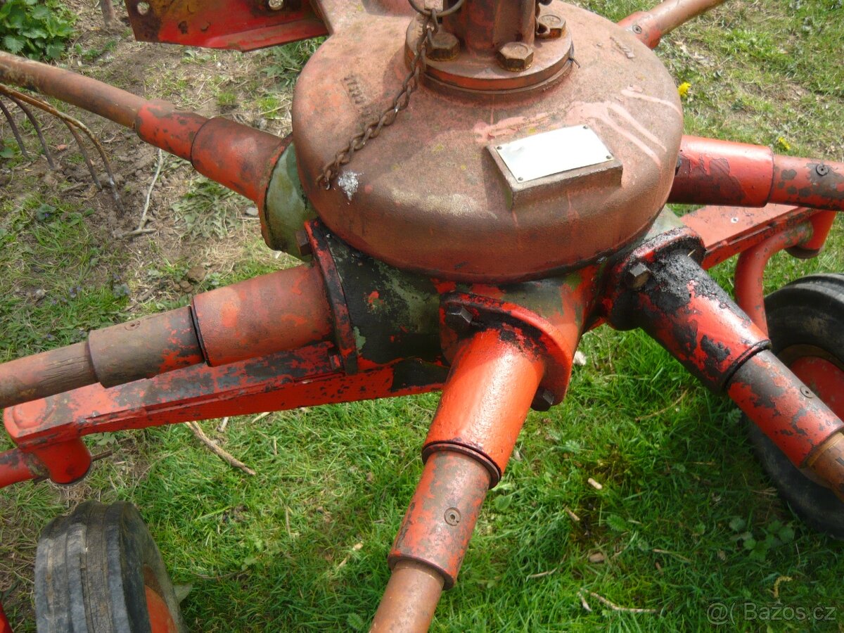 KUHN 280 SHRNOVAČ -- ruzné díly - 4