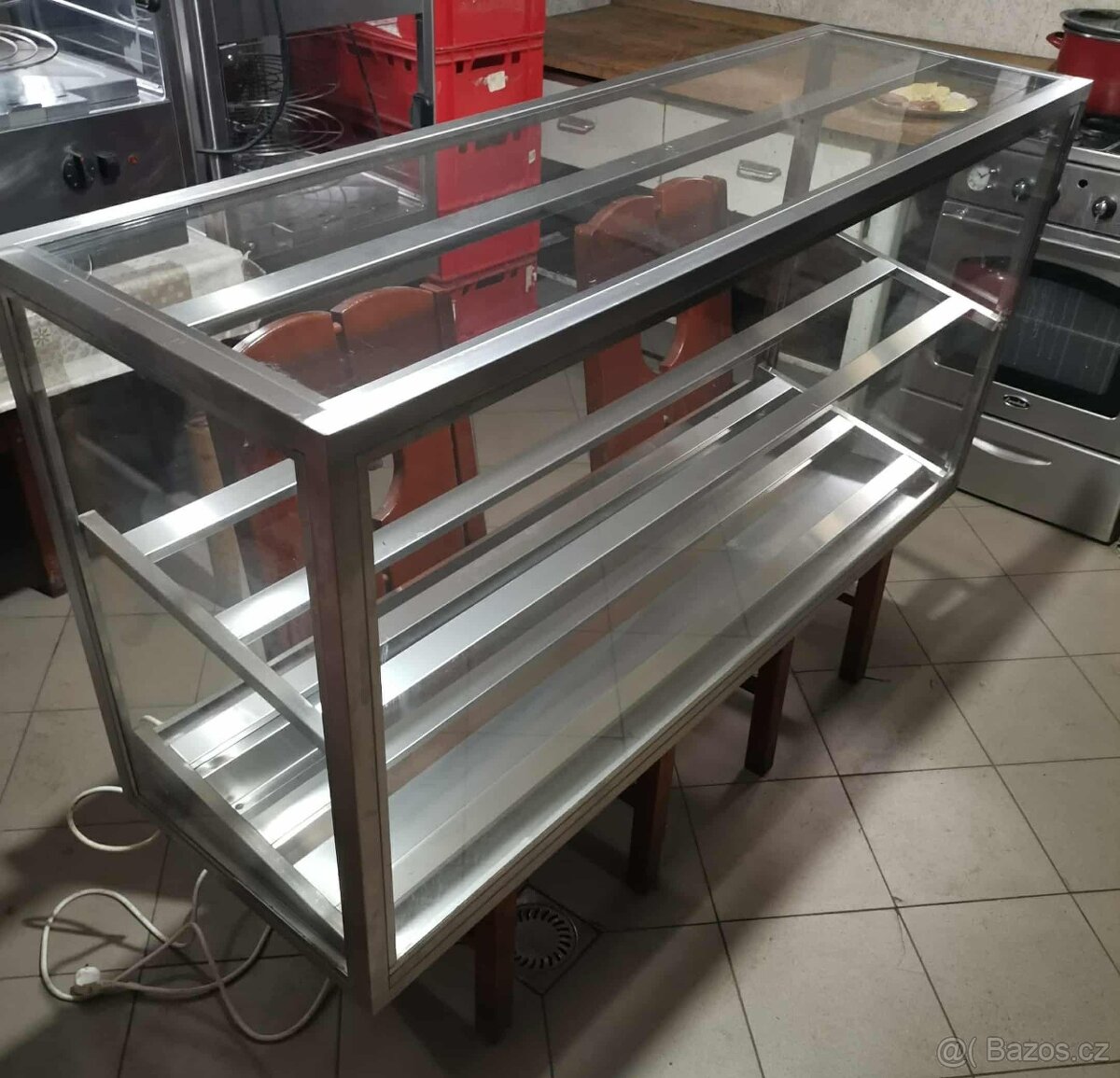 PREDAM VEĽKÚ PEVNÚ STOLOVÚ NEREZOVU PRESKLENNU VITRINU - 4