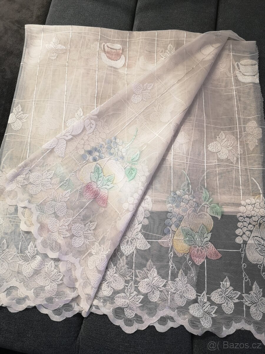 Záclony, červené závěsy, ubrus. - 4