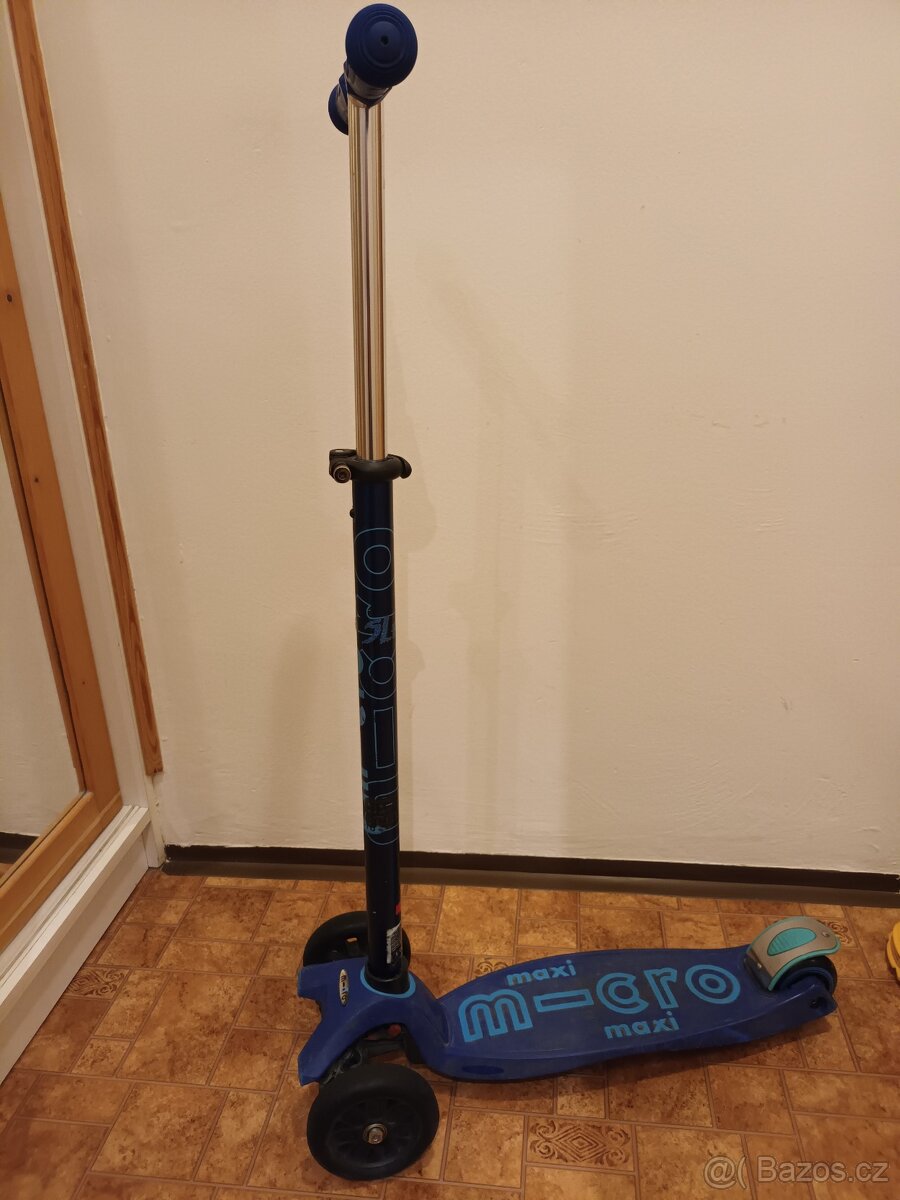 Modrá koloběžka Micro Maxi Deluxe - 4