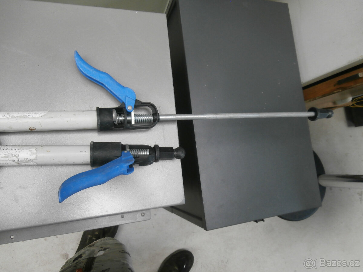 Teleskopická rozpěrná tyč starší za 100 kč. - 4