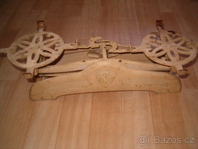 Starší věci do kuchyně, nůž, dřevěný váleček atd. - 4