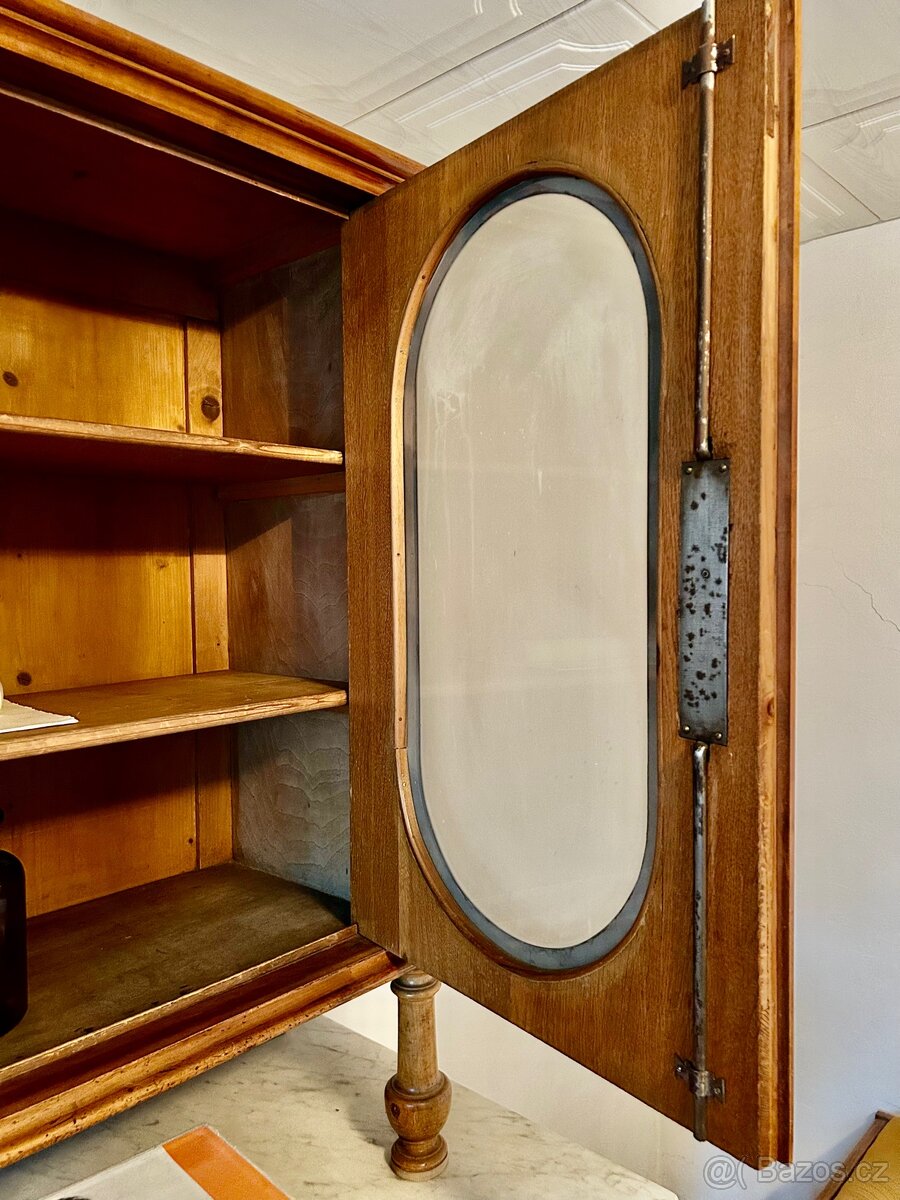 Starožitná kredenc – mramorová deska, kořenice, ruční řezby - 4