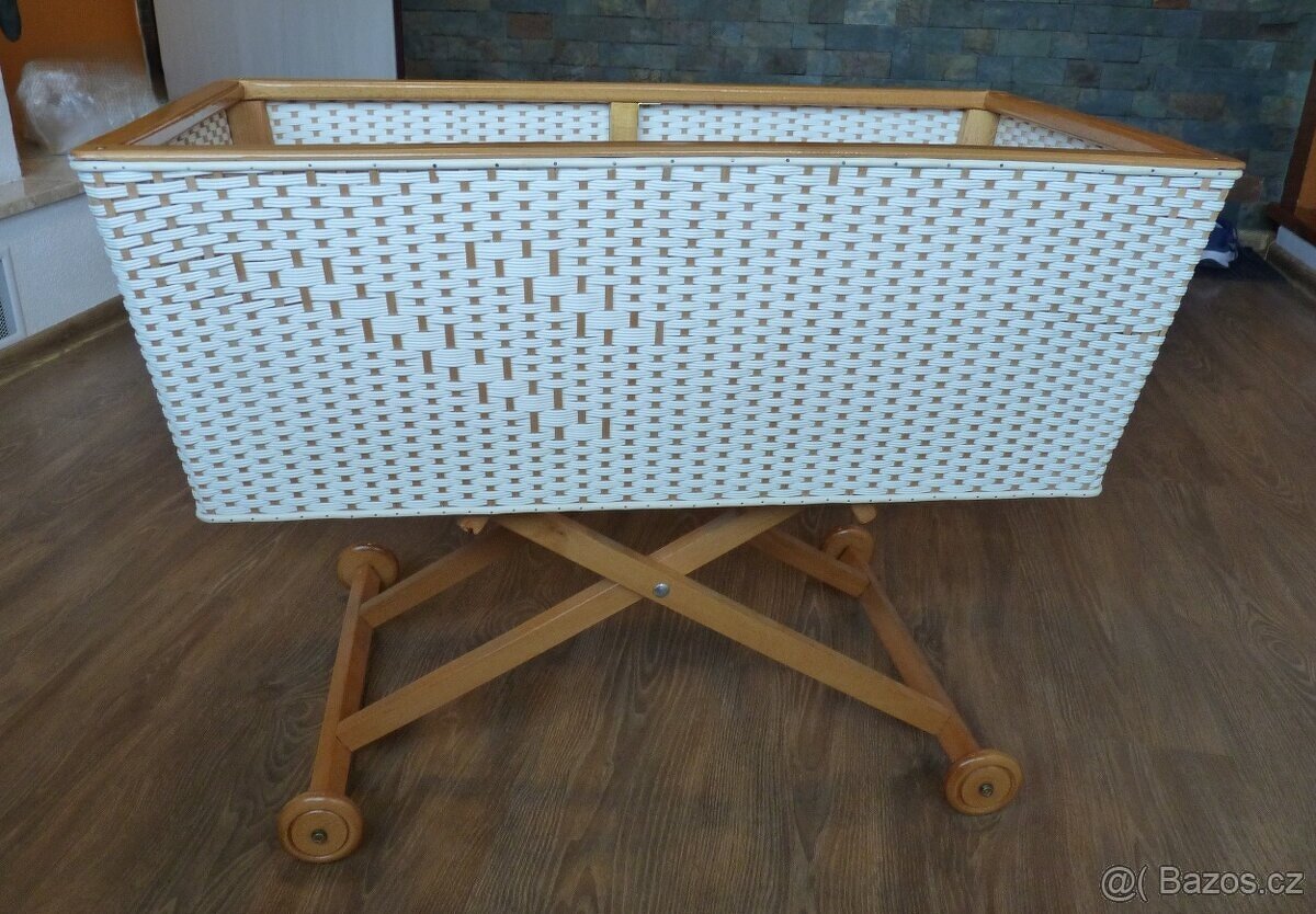 Prodám starožitnou retro pletenou postýlku na kolečkách TOP - 4