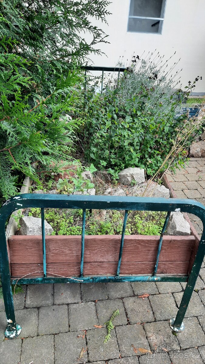 Stará kovová postel s truhlikem na bylinky dekorace - 4