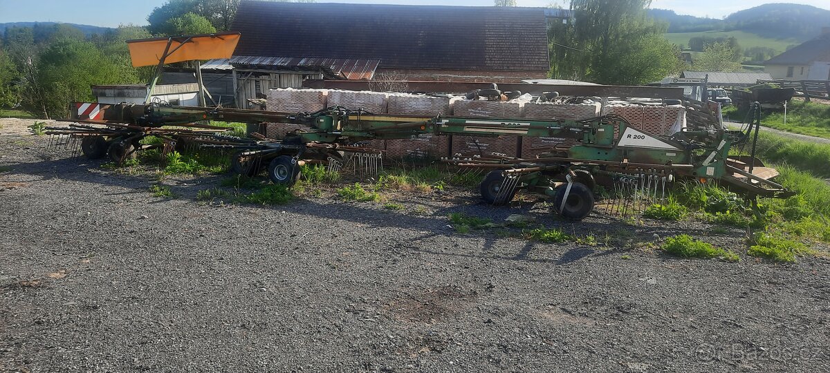 3 rotorové nahrabovač sena - 4