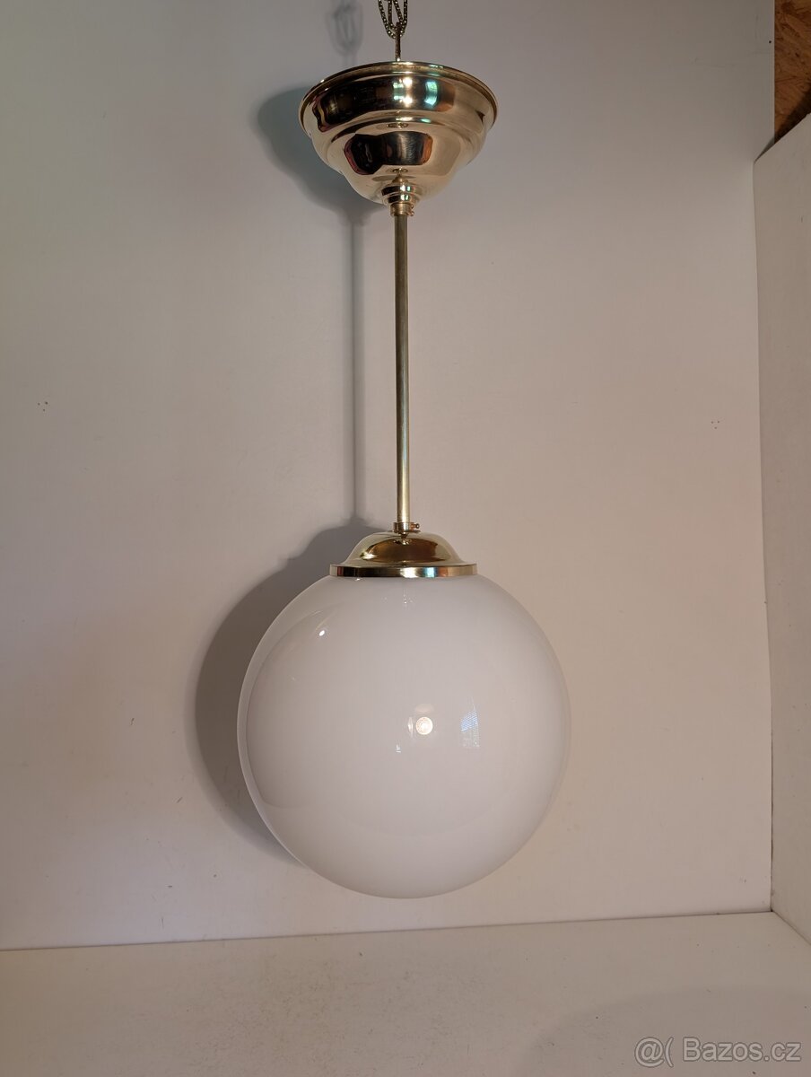 mosazný lustr, velká bílá koule 25 cm, až 3 ks - 4
