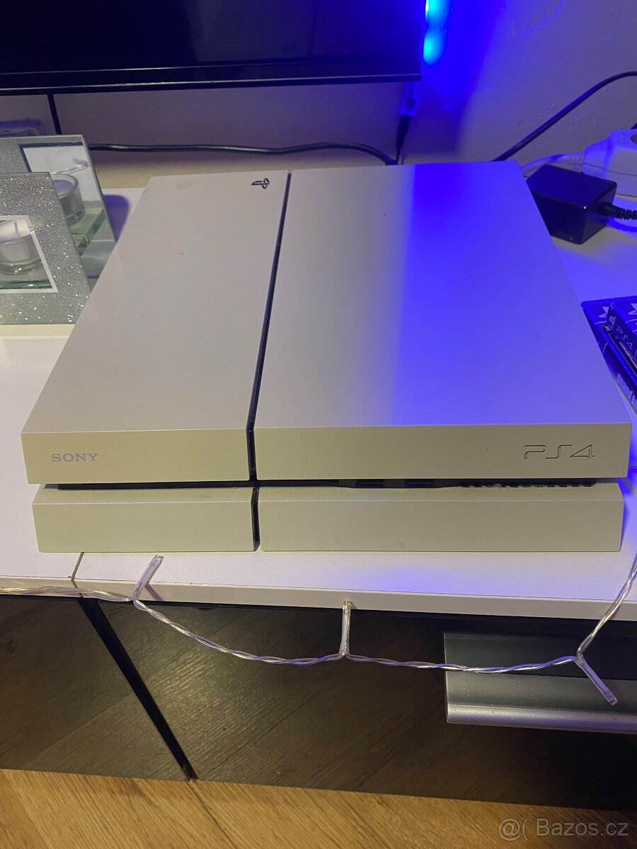 Prodám PlayStation 4 – bílá barva + ovladač + 2 hry - 4