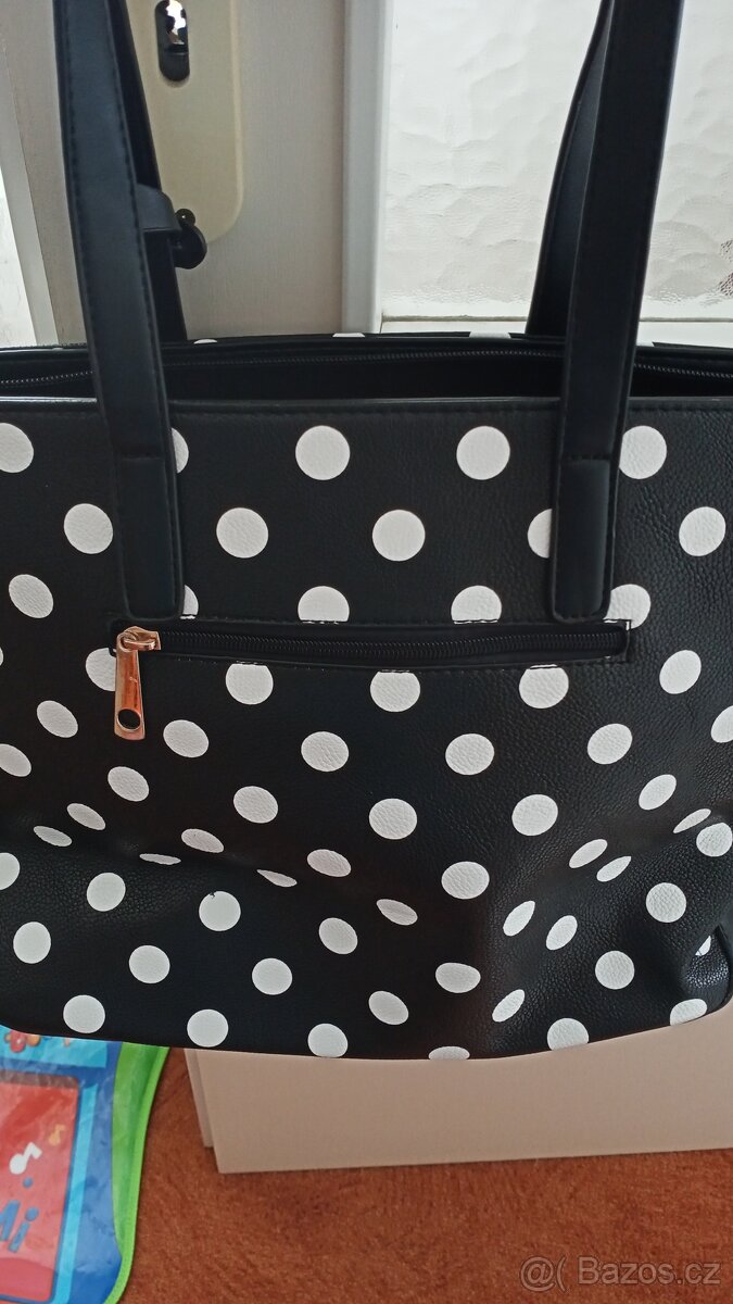 Černá kabelka s puntíky-TOP STAV - 4