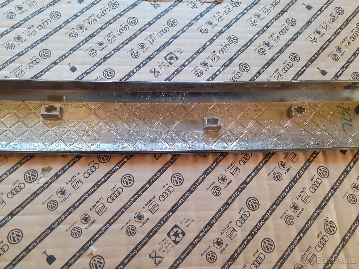 Levá zadní lišta Peugeot 2008 kód 9806404877 - 4