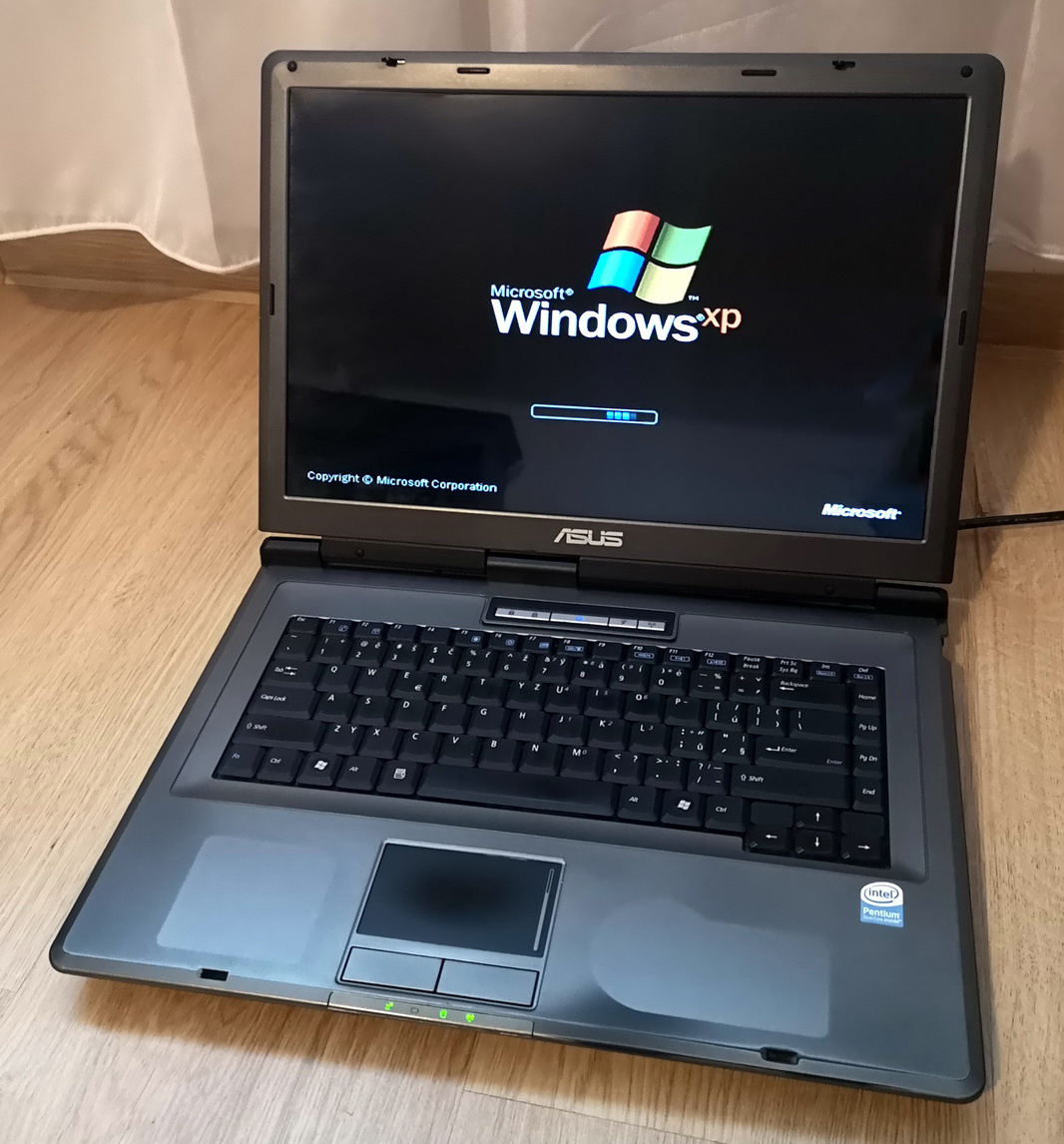 Predám starší notebook Asus - 4
