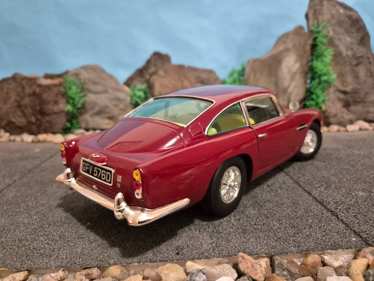 Prodám model 1:18 Aston Martin DB5 - 4