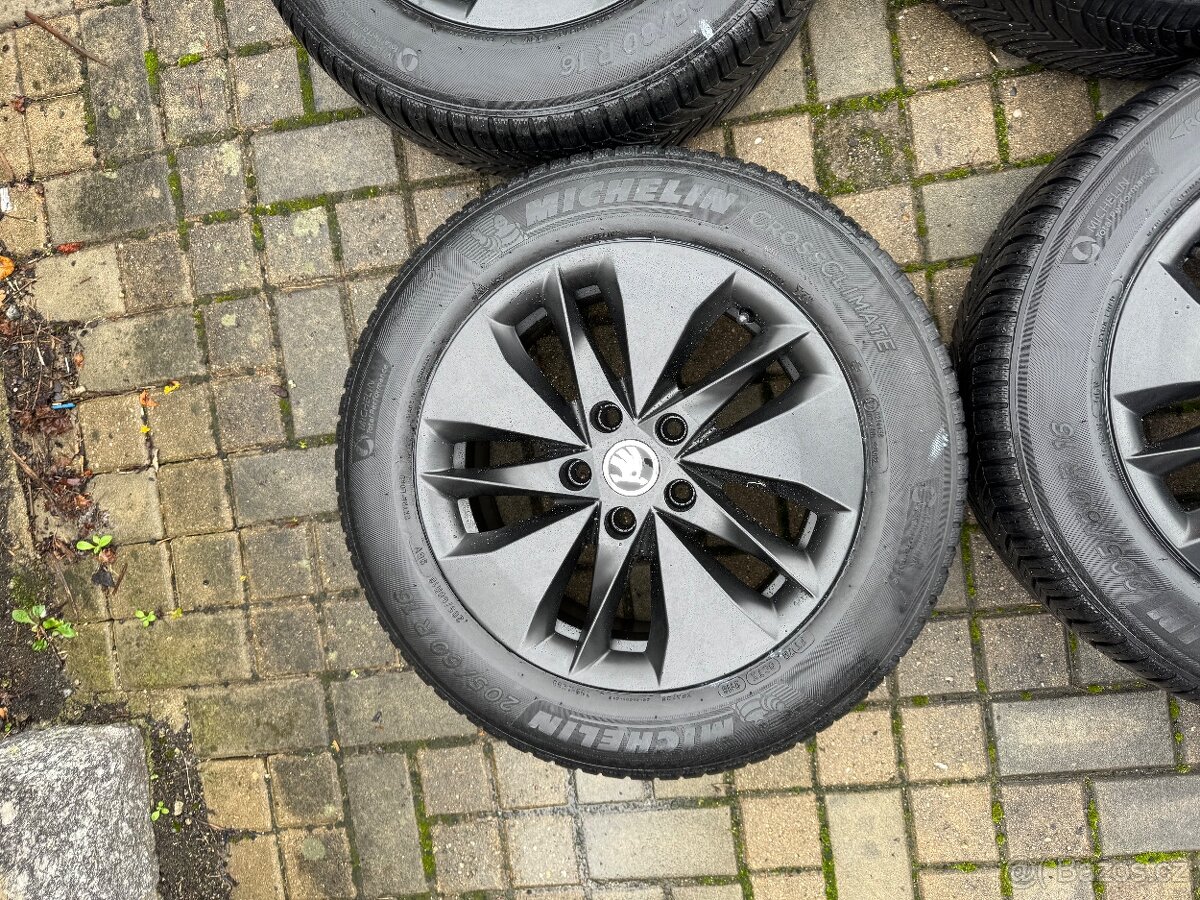 ORIGINÁL Alu Škoda ALASIA R16, 5x112 - TOP STAV, CELOROČNÍ - 4