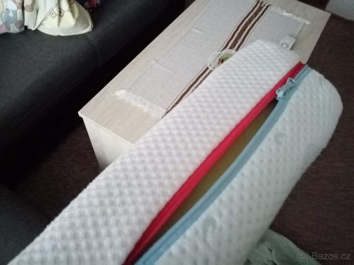 Postýlka s matrací,prostěradla,povlečení a mantinel - 4