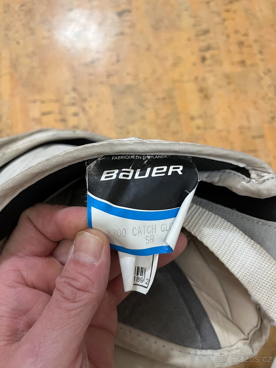 hokejová brankářská lapačka značky Bauer, model Vapor X700. - 4