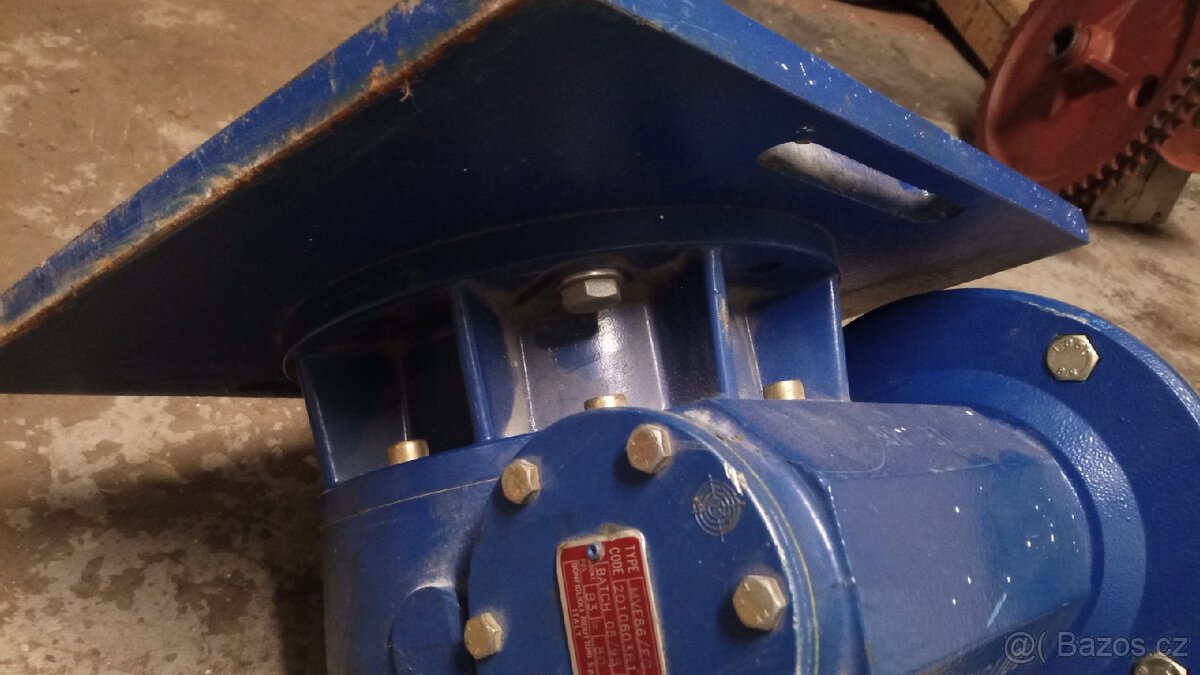 Elektromotor 750 W se šnekovou převodovkou 17,7 ot. - 4