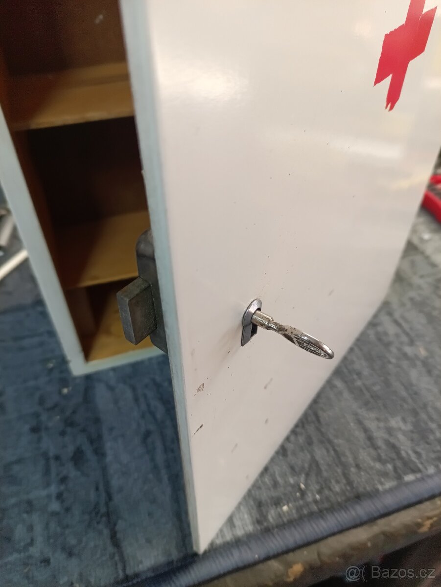 Stará lékárnička na zeď, lékárna - 4