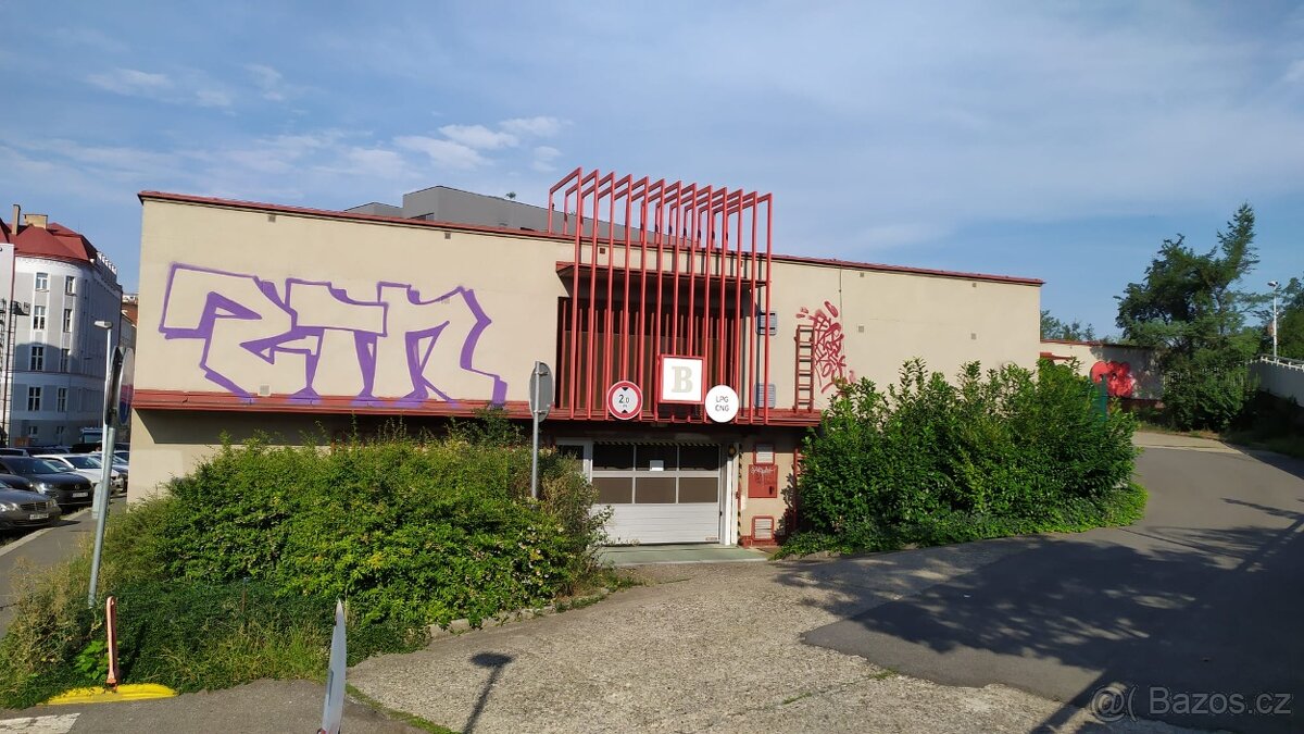 Garáž k pronájmu na Olšanském nám, Praha 3 - 4