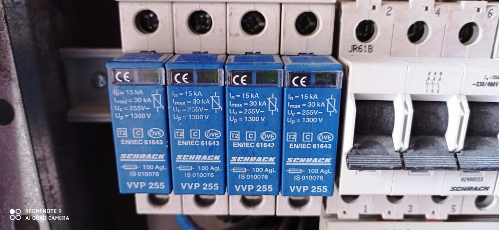 Prodám rozvaděč s vybavením - 4