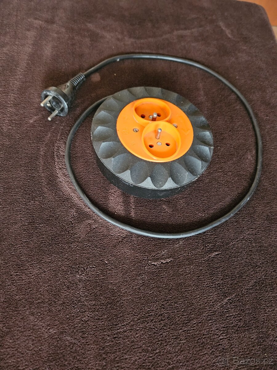 Prodám prodlužovací kabel - výsuvný až 4 metry. - 4