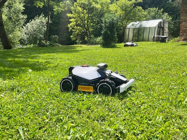 Robotická sekačka Mammotion LUBA mini AWD 1500 SLEVA - 4