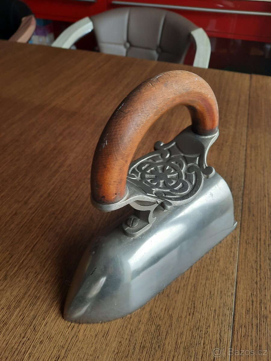 stará žehlička s ozdobou, krásná - 4