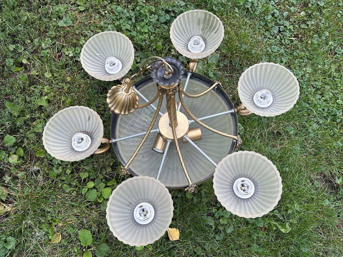 Krásně zdobený lustr a stropnice - 4