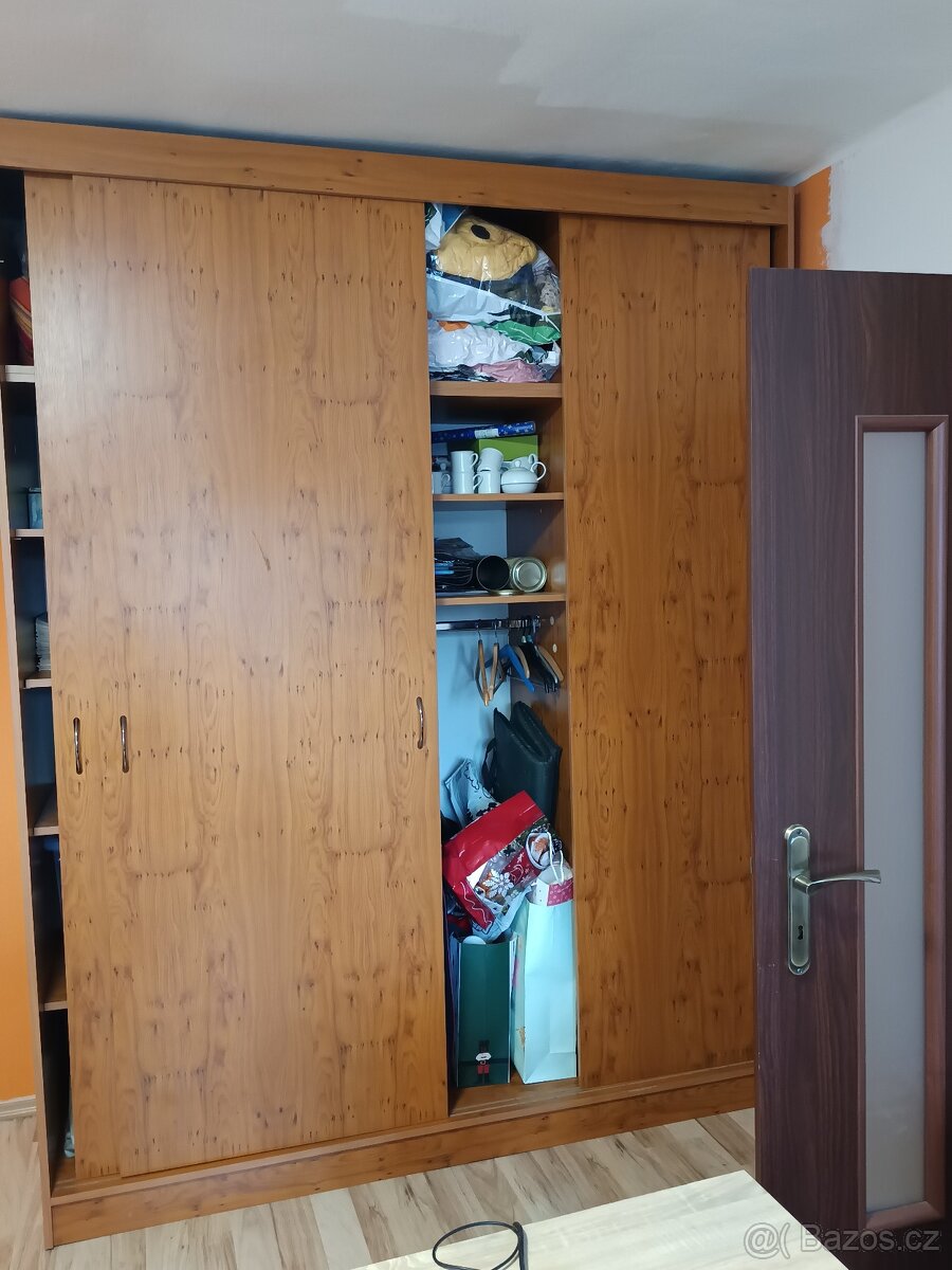 Velká šatní skříň. - 4