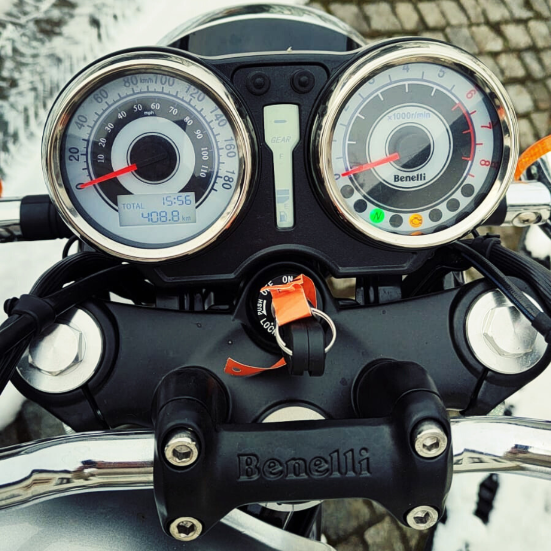 BENELLI - IMPERIALE 400 - STŘÍBRNÁ - PŘEDVÁDĚCÍ - 4