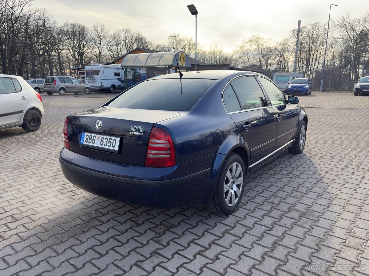 Škoda Superb 2.8 V6 benzín - 4