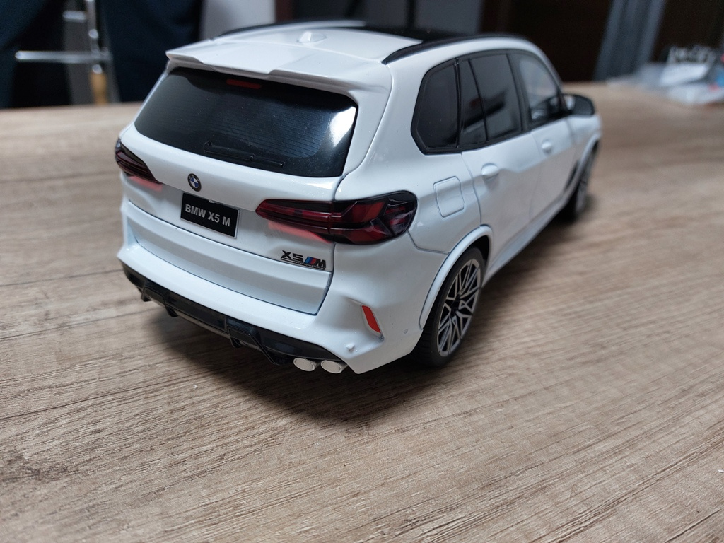 model auta BMW X5M F95 biela farba - 4