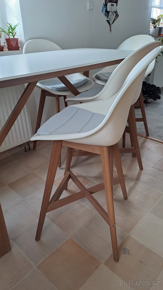 Jídelní sestava ,stůl a čtyři židle - 4
