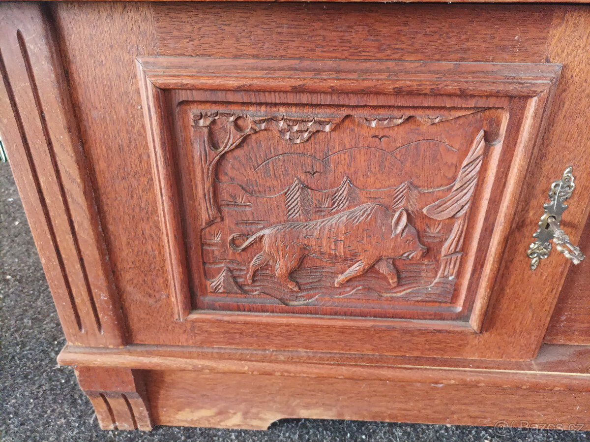 Starší vyřezávaná komoda - 4