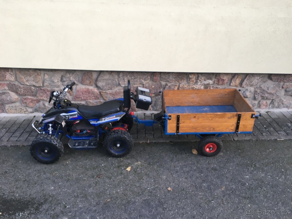 Dětská čtyřkolka se sklápěcím vlekem