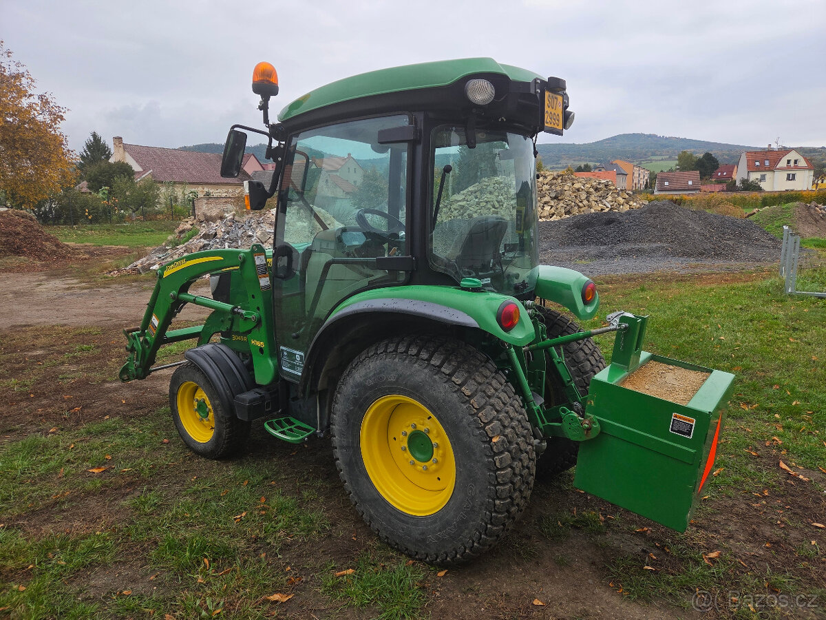 Traktor John Deere 3045R. - 4