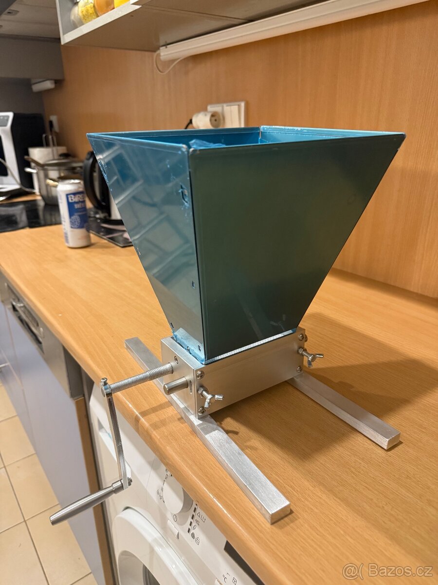 Ruční šrotovník na obilí, mlynek na obilí - 4