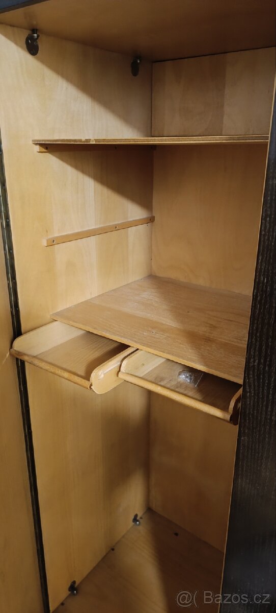 Stará šatní skříň v dobrém stavu - 4