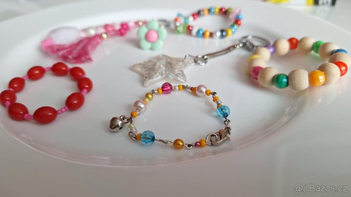 BIŽUTERIE PRO DĚTI - 4 x náramek, 1 x prstýnek, 2 x přívěsek - 4