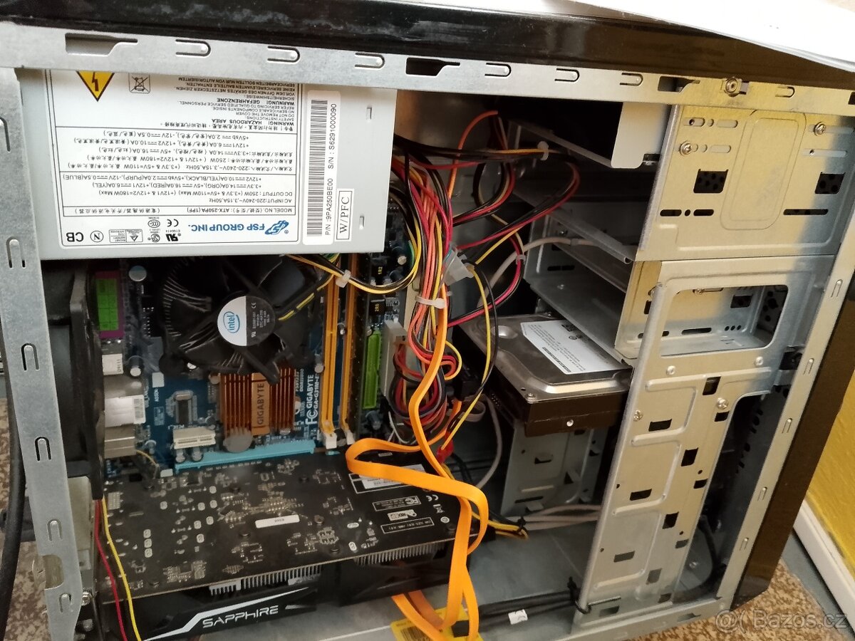 Stolní počítač s příslušenstvím - 4