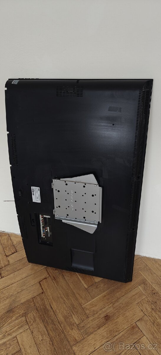 40" Samsung LCD TV - 4